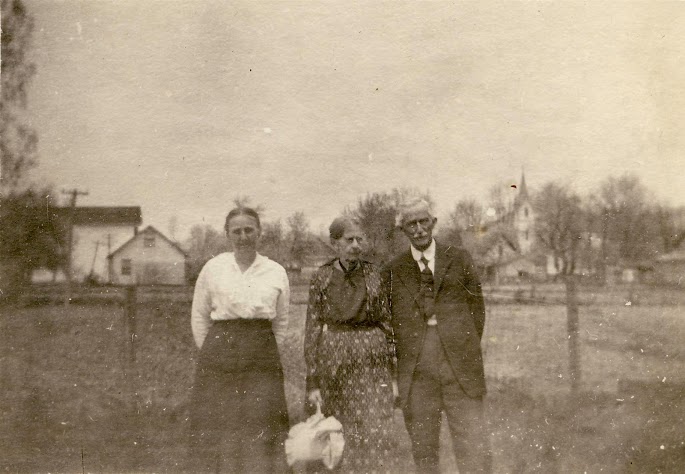 Unknown people in an unknown location.  Most probable locations would be Centerville/Exline, Iowa, or Sedgwick, Kansas.  (submitter:  Steve Larson)