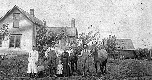 Berend Harms Vierkant farm home & family, ca 1905
