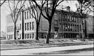 Newton, Iowa High School Building bewtwen 1908 and 1957