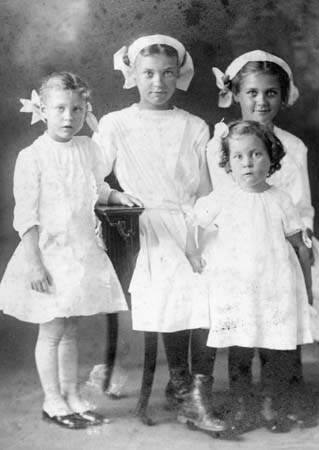 Daughters of Ted and Alvena Kohl