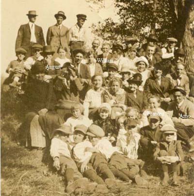 Henry & Else Oelke reunion, Farmersburg, 1915
