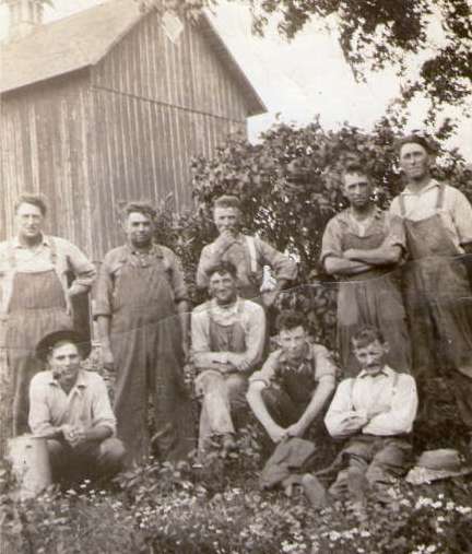 Threshing crew on a farm north of Monona, ca1915