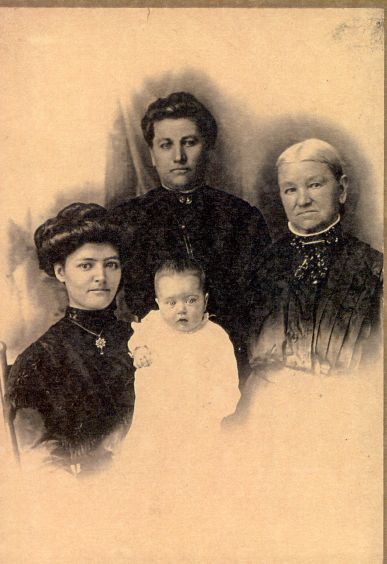 Unknown 4 Generation Group, Earling, Shelby County, Iowa